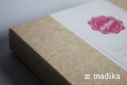 Klare Linie: Bedruckte Naturkartonschachtel. Eine bedruckte Schachtel aus Naturkarton