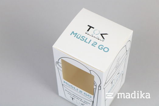 Eine weiß bedruckte Klappschachtel mit Sichtfenster für Müsli Eine weiß bedruckte Klappschachtel mit Sichtfenster für Müsli