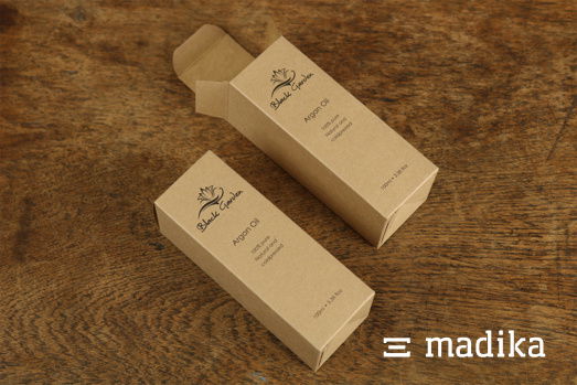 Zwei elegante Faltschachteln aus Naturkarton mit schwarzer Bedruckung Zwei elegante Faltschachteln aus Naturkarton mit schwarzer Bedruckung