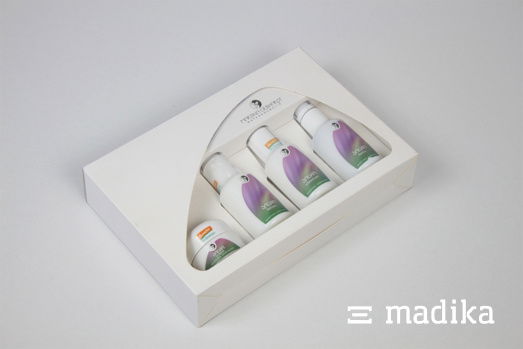 Das Inlay schützt die Kosmetikprodukte und das Sichtfenster macht sie sichtbar. Eine weiße Schiebeschachtel mit Inlay für Kosmetik