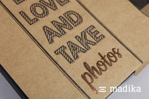 Durch Heißfolienprägung auf Naturkarton entsteht eine haptisch interessante Kombination. Eine Heißfolienprägung auf Naturkarton mit schwarzer Bedruckung