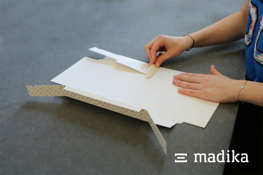 Falzbein auf der Madika Musterschachtel Falzbein auf der Madika Musterschachtel