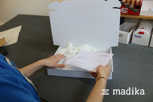Eine versandfertige Klappschachtel mit der Musterbox Eine versandfertige Klappschachtel mit der Musterbox
