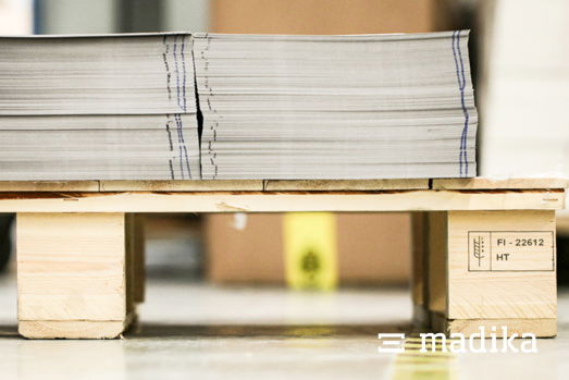 Druckbogen auf Palette Druckbogen auf Palette