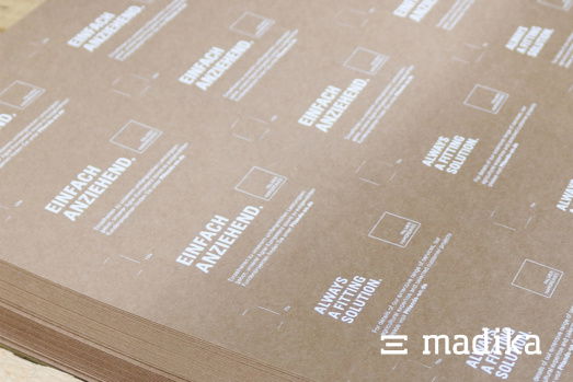 Weiße Bedruckung auf Naturkarton macht einen ganz besonders edlen Eindruck Weiße Bedruckung auf Naturkarton macht einen ganz besonders edlen Eindruck