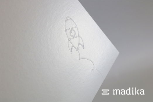 Blindprägung auf weißem Chromokarton für einen edlen Eindruck Blindprägung auf weißem Chromokarton für einen edlen Eindruck