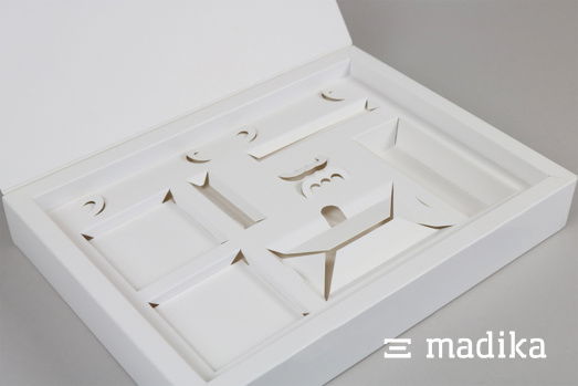 Weiße Magnetschachtel mit individuellem Inlay. Eine weiße Magnetschachtel mit einem individuellem Inlay