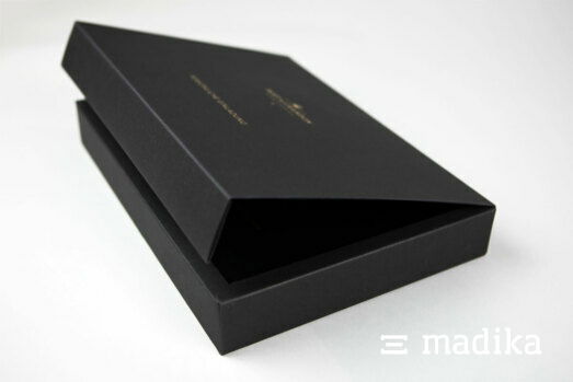Edle Magnetschachtel aus schwarzem Naturkarton mit hochwertiger und dezenter Veredelung. Eine schwarze Premium Magnetschachtel mit edler Bedruckung