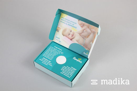 Klappschachtel der Marke Pampers für Babys Klappschachtel der Marke Pampers für Babys