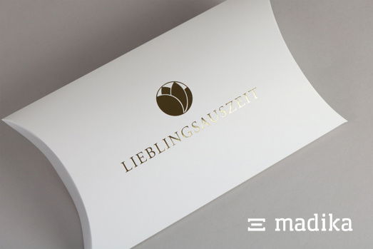 Eine weiße veredelte Kissenschachtel nach Maß Eine weiße veredelte Kissenschachtel nach Maß