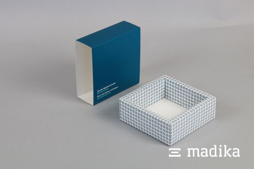 Eine offene Schiebeschachtel mit Hohlwand und bedruckt Eine offene Schiebeschachtel mit Hohlwand und bedruckt