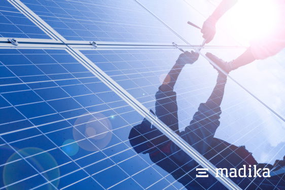 Unsere eigene Photovoltaikanlage liefert Energie für die Produktion. Photovoltaikanlage auf Firmendach