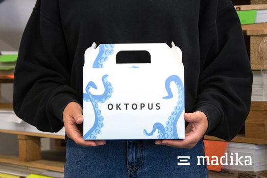 Eine Tragegriffschachtel mit einem Oktopus Design Eine Tragegriffschachtel mit einem Oktopus Design