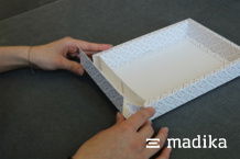 Eine Muster Hohlwandschachtel wird zusammengebaut Eine Muster Hohlwandschachtel wird zusammengebaut