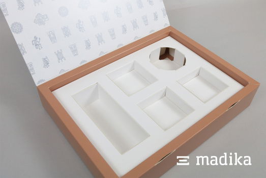 Eine Klappschachtel mit weißem Inlay Eine Klappschachtel mit weißem Inlay