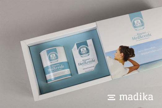 Eine weiß blaue Schiebeschachtel mit Konfektionierung Eine weiß blaue Schiebeschachtel mit Konfektionierung