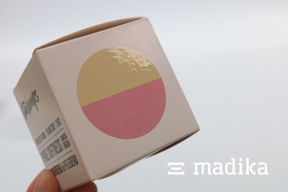 Eine kleine Faltschachtel mit einer UV-Lackierung Eine kleine Faltschachtel mit einer UV-Lackierung