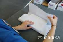 Einpacken der bestellten Musterbox Einpacken der bestellten Musterbox