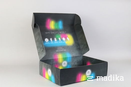 Auf der Innenseite bedruckte Klappschachtel gekrempelt Auf der Innenseite bedruckte Klappschachtel gekrempelt