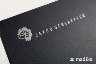 Edel und hochwertig: Schwarze Naturkartonschachtel mit silbener Prägung. Schwarze Verpackung selbst gestalten