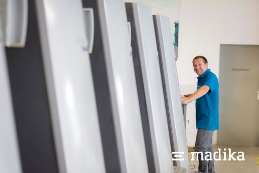 Die Offsetdruckmaschine in unserem Drucksaal. Offsetdruckmaschine in unserer Druckerei