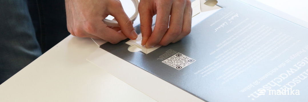 Auch Handarbeit ist immer wieder in unserer Produktion gefragt. Schachteln per Hand aufbauen.