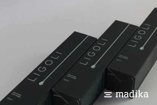 Elegante Öl-Verpackungen in edlem Design. Öl-Flaschenverpackungen schwarz bedruckt