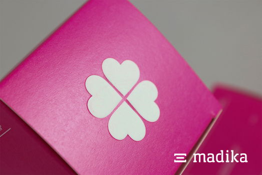 Eine Blindprägung auf weiß pinken Schachtel Eine Blindprägung auf weiß pinken Schachtel