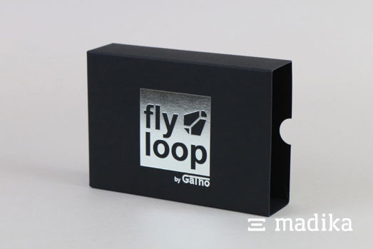 Ein schwarzer Schuber mit silberner Heißfolienprägung Ein schwarzer Schuber mit silberner Heißfolienprägung