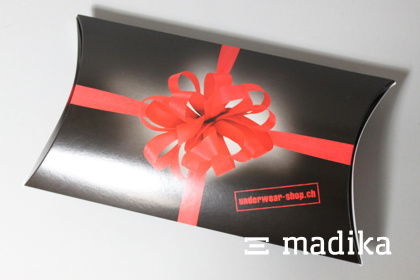 Eine schwarz bedruckte Kissenschachtel mit einer glänzenden Lackierung Eine schwarz bedruckte Kissenschachtel mit einer glänzenden Lackierung