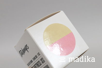 Eine weiße Faltschachtel mit einer partiellen UV-Lackierung Eine weiße Faltschachtel mit einer partiellen UV-Lackierung