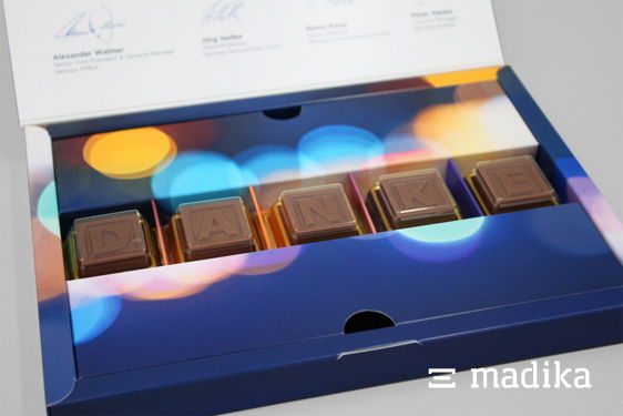 Mit einer Klappschachtel einfach mal "Danke" sagen! Klappschachtel mit Schokolade, die die Worte "Danke" formt