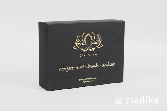 Diese Schachtel kann bestens wiederverwendet werden - zum Beispiel als Aufbewahrungsbox. Hochwertige Premiumverpackung aus schwarzem Naturkarton mit goldener Prägung