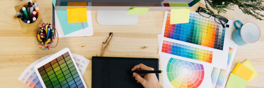 Moderner Arbeitsplatz mit Tablet und Farbkarten Moderner Arbeitsplatz mit Tablet und Farbkarten