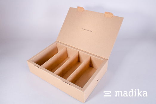 Hohlwandschachteln wie diese hier werden bei madika immer aufgebaut geliefert. Aufgebaute Klappschachtel aus braunem Naturkarton