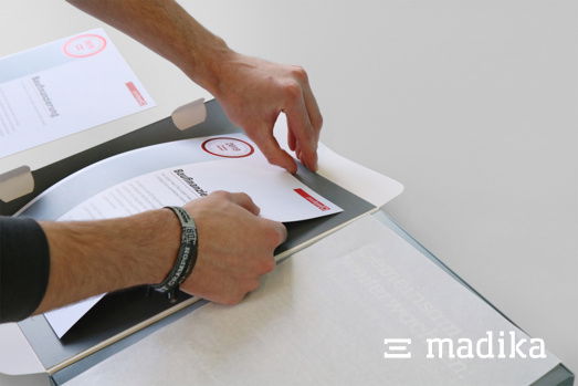 Wir legen nicht nur Ihre Produkte mit ein, sondern auch Visitenkarten oder persönliche Anschreiben, wenn gewünscht. Konfektionierung einer Schachtel mit persönlichem Anschreiben