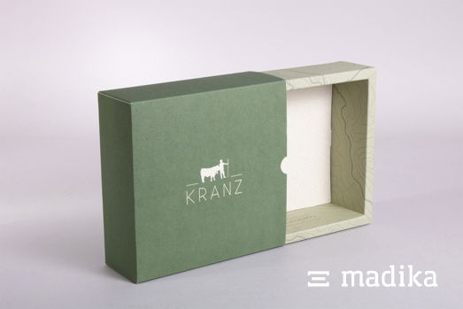 Nachhaltige Schiebeschachtel aus recycelbarem Material. Schiebeschachtel aus recycelbarem Material