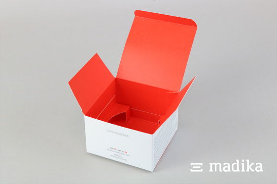 Kosmetikprodukt-Faltschachtel mit beidseitiger Bedruckung. Weiß-rote Faltschachtel mit beidseitiger Bedruckung