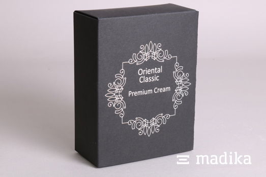 Edle schwarze Schachtel, gedruckt mit Siebdruck. Eine edle schwarze Schachtel gedruckt mit Siebdruck