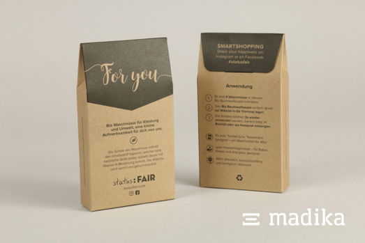 Zwei Beutelschachteln aus braunem Karton. Zwei Beutelschachteln aus braunem Karton