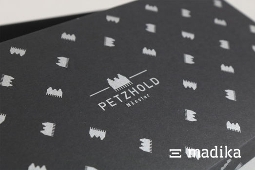 Eine schwarze Schachtel mit silbernem Druck. Eine schwarze Schachtel mit einem silbernen Druck