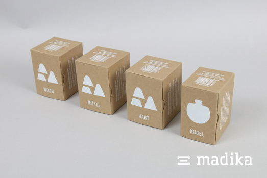 Mehrere Faltschachteln mit weißer Bedruckung. Mehrere Faltschachteln mit einer weißen Bedruckung