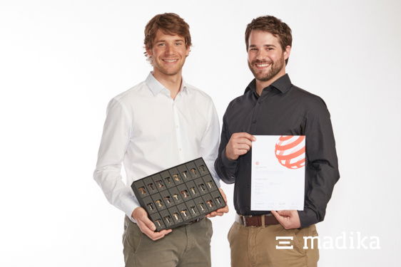 Die Geschäftsführer von madika, Xaver und Josef Egger, mit einer Auszeichnung für einen Adventskalender Geschäftsführer von madika, Xaver und Josef Egger, mit einer Auszeichnung für einen Adventskalender