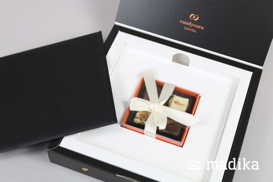 Einer unserer Bestseller: Klappschachteln - in diesem Fall für edle Pralinen. Besteller Klappschachtel mit Pralinen