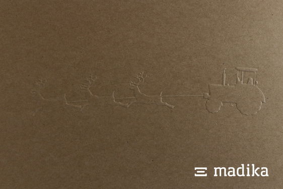 Blindprägung auf einer braunen Naturkartonverpackung Blindprägung auf einer braunen Naturkartonverpackung