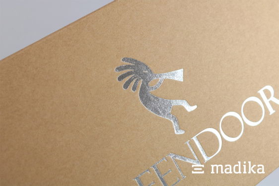 Silberne Heißfolienprägung auf einer braunen Schachtel. Silberne Heißfolienprägung auf einer braunen Schachtel