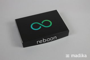 Die schwarze Farbe bringt das helle Logo und den Markennamen gut zur Geltung. Klappschachtel in Schwarz mit Logo-Bedruckung