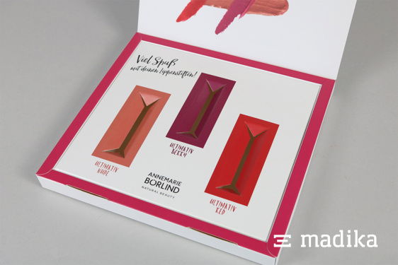 Das weiße Inlay dieser Klappschachtel mit Hohlwand wird mit roten Akzenten gekonnt in Szene gesetzt. Innenleben einer Klappschachtel mit Hohlwand und Inlay