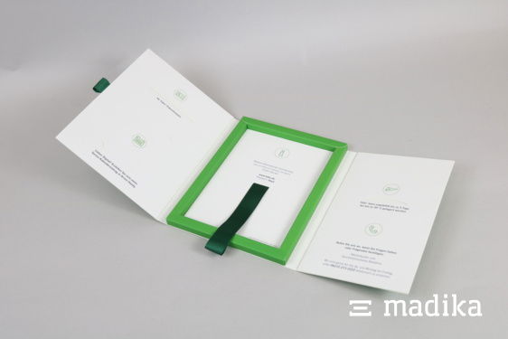 Mit Ziehbändchen wird nicht nur das Öffnen von Schachteln erleichtert, sondern auch das Entnehmen des Produktes. Schachtel mit Ziehband