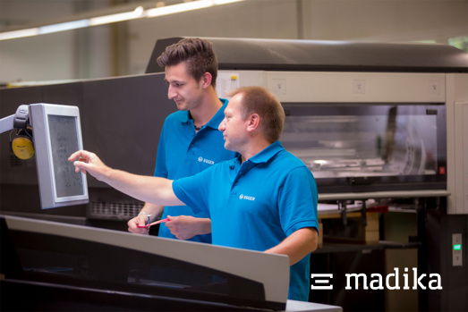 Zwei Mitarbeiter an der Offsetdruckmaschine Zwei Mitarbeiter an der Offsetdruckmaschine
